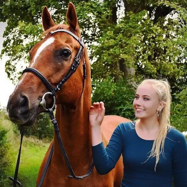 Rhianna standing beside rescued racehorse Buddy